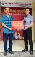 Trao thưởng cho khách hàng may mắn trúng thưởng